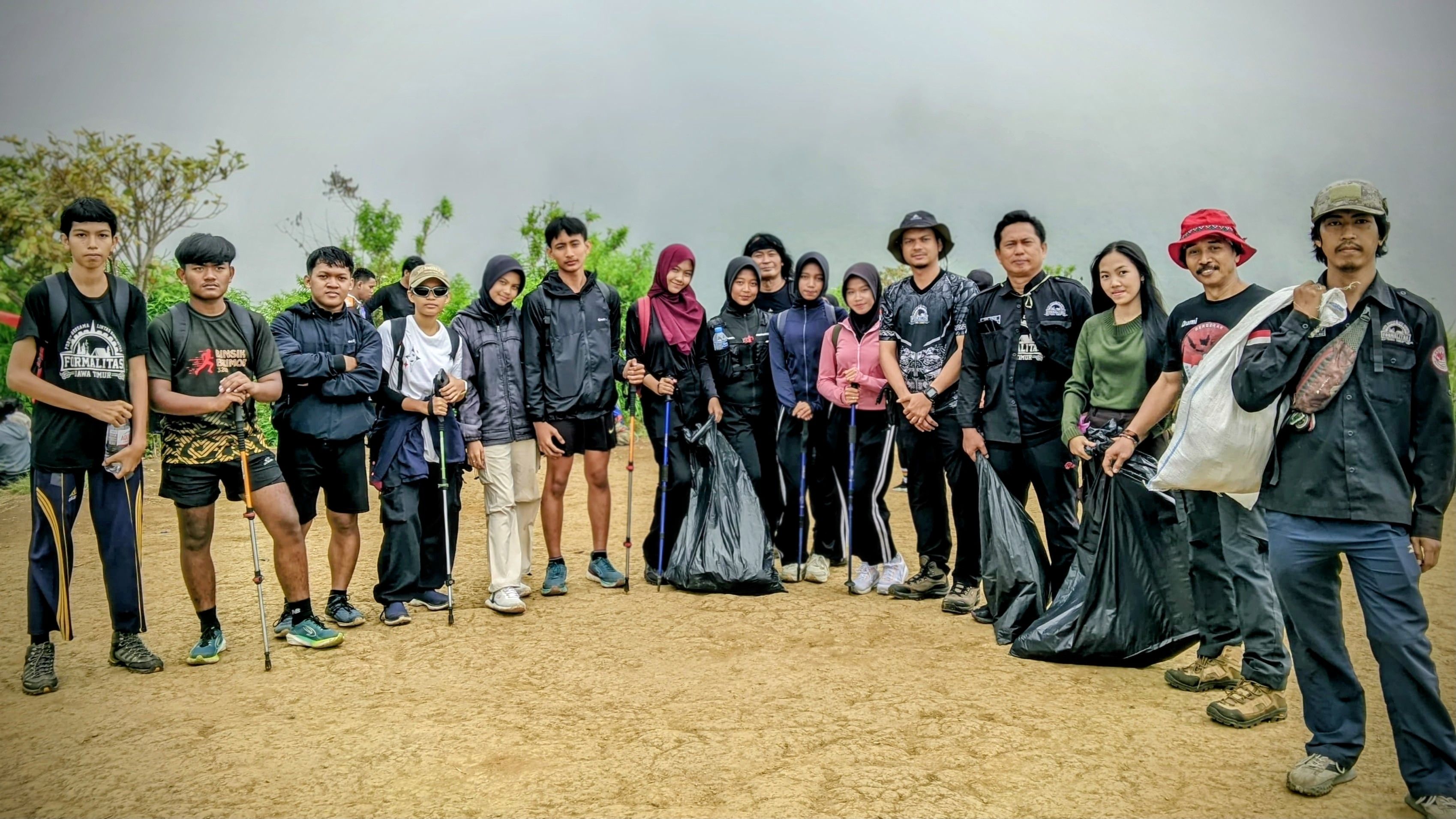 Aksi Nyata Pegiat Alam Formalitas Jatim Kerja Bakti di Gunung Pundak